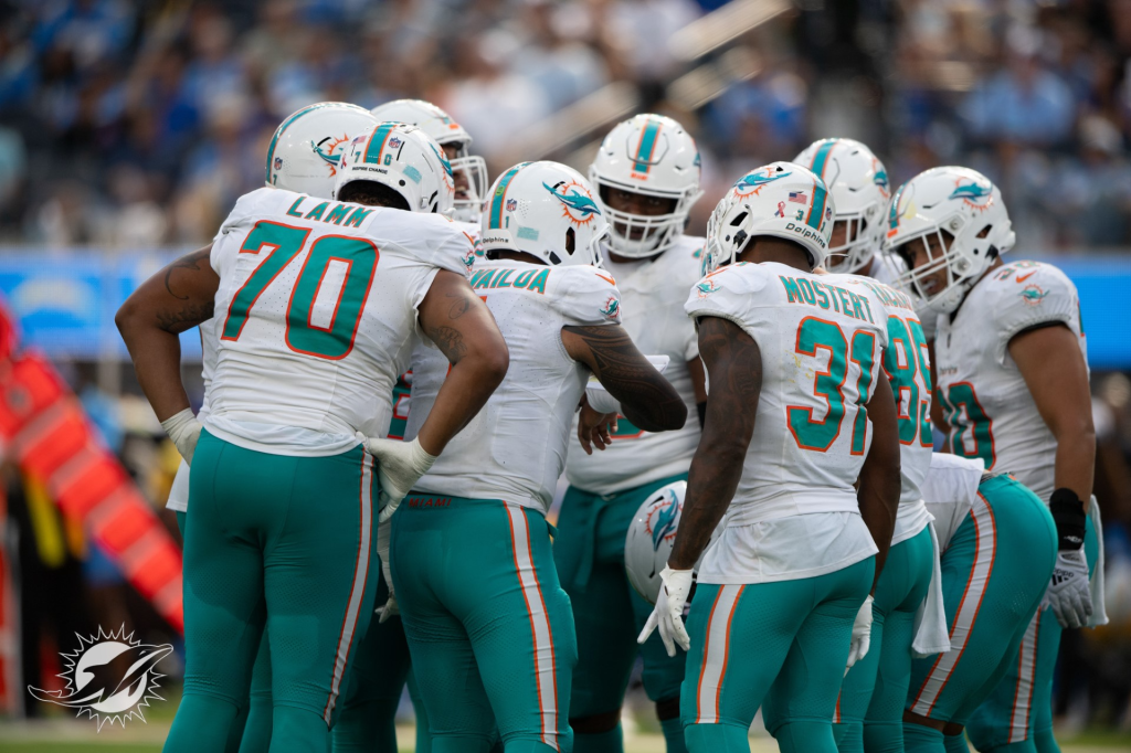 Mostert runs for 2 TDs, Tagovailoa throws for another as Dolphins hold off  Patriots 24-17 – KXAN Austin